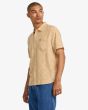 Hombre con Camisa de manga corta RVCA LA Ornament ocre lateral