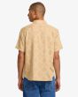 Hombre con Camisa de manga corta RVCA LA Ornament ocre posterior