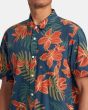 Hombre con camisa surfera de manga corta RVCA Wild Hibiscus Azul Floral bolsillo