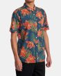 Hombre con camisa surfera de manga corta RVCA Wild Hibiscus Azul Floral derecha