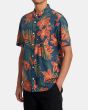 Hombre con camisa surfera de manga corta RVCA Wild Hibiscus Azul Floral izquierda