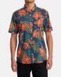 Hombre con camisa surfera de manga corta RVCA Wild Hibiscus Azul Floral