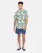 Hombre con Camisa Surfera Hurley Cabana en color verde con estampado floral frontal