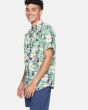 Hombre con Camisa Surfera Hurley Cabana en color verde con estampado floral lateral