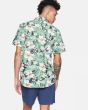 Hombre con Camisa Surfera Hurley Cabana en color verde con estampado floral posterior
