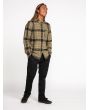 Hombre con camisa de manga larga de franela Volcom Caden Plaid caqui lateral
