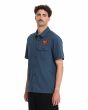 Hombre con camisa de manga corta Volcom Slab City azul lateral