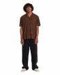 Hombre con camisa Volcom Utopias Print marrón con estampado de leopardo corte boxy amplio
