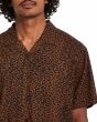 Hombre con camisa Volcom Utopias Print marrón con estampado de leopardo cuello abierto