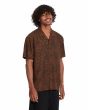 Hombre con camisa Volcom Utopias Print marrón con estampado de leopardo lateral
