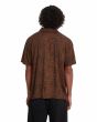 Hombre con camisa Volcom Utopias Print marrón con estampado de leopardo posterior