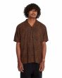 Hombre con camisa Volcom Utopias Print marrón con estampado de leopardo