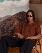 Hombre sentado con camisa de manga corta Volcom Utopias Print Brown Horn