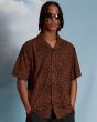 Hombre con camisa de manga corta Volcom Utopias Print Brown Horn frontal