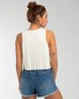 Mujer con Camiseta de asas Billabong Lover Boy blanca posterior