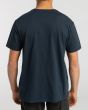 Hombre con camiseta de manga corta Billabong Arch Crew azul marino posterior