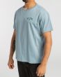 Hombre con camiseta de manga corta Billabong Arch Wave azul celeste lateral