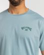 Hombre con camiseta de manga corta Billabong Arch Wave azul celeste pecho