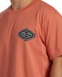Hombre con camiseta de manga corta Billabong Crayon Wave Coral serigrafía logo