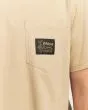Hombre con camiseta de manga corta Billabong Lounge Pocket beige bolsillo
