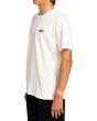 Hombre con camiseta de manga corta Billabong Night Ride blanca lateral
