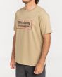 Hombre con camiseta de manga corta Billabong Pacifico beige lateral