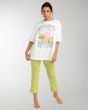 Mujer con camiseta holgada de manga corta Billabong Peace and Love blanca frontal 