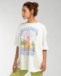 Mujer con camiseta holgada de manga corta Billabong Peace and Love blanca lateral