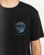 Hombre con camiseta de manga corta Billabong Pop Surf Wax negra detalle