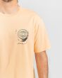 Hombre con camiseta de manga corta Billabong Pop Surf Wax tono salmón detalle