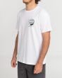 Hombre con camiseta de manga corta Billabong Pop Surf Wax blanca lateral