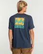 Hombre con camiseta de manga corta Billabong Stamp color azul vaquero espalda