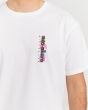 Hombre con camiseta de manga corta Billabong Tribal Dance blanca detalle