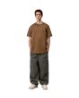 Hombre con camiseta Carhartt WIP American Script Marrón Hamilton ajuste holgado
