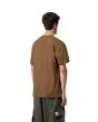 Hombre con camiseta Carhartt WIP American Script Marrón Hamilton posterior