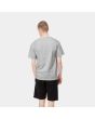 Hombre con camiseta de manga corta Carhartt WIP Chase gris con logo dorado posterior