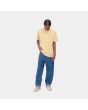 Hombre con camiseta de manga corta Carhartt WIP Chase amarilla con logo dorado frontal