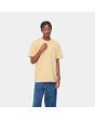 Hombre con camiseta de manga corta Carhartt WIP Chase amarilla con logo dorado 