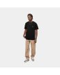 Hombre con Camiseta de manga corta Carhartt WIP Chase Negra con logo dorado frontal