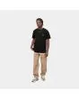 Hombre con Camiseta de manga corta Carhartt WIP Chase Negra con logo dorado frontal