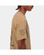 Hombre con camiseta orgánica de manga corta Carhartt WIP Home marrón y negra frase manga