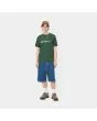 Hombre con camiseta de manga corta Carhartt WIP Script verde y blanca frontal 