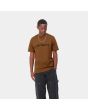 Hombre con camiseta de manga corta Carhartt WIP Script marrón y negra 