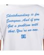 Hombre con Camiseta de manga corta DC Shoes Big Problems blanca texto espalda