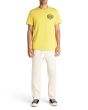 Hombre con camiseta de manga corta Deus Camperdown Address Super Lemon corte regular