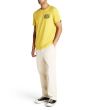 Hombre con camiseta de manga corta Deus Camperdown Address Super Lemon lateral