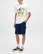 Hombre con Camiseta Deus Ex Machina Erasarolgy Blanca corte cuadrado