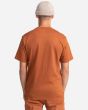 Hombre con camiseta de manga corta Element Blazin naranja con logo blanco posterior