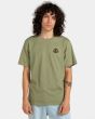 Hombre con camiseta orgánica de manga corta Element Hills verde frontal 