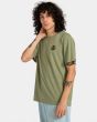 Hombre con camiseta orgánica de manga corta Element Hills verde lateral